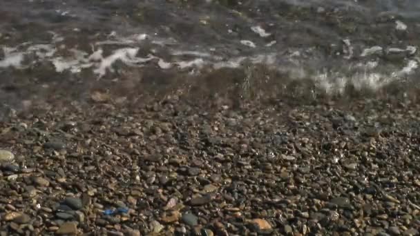 Les vagues de mer surfent sur la plage rocheuse. Mer du Japon .
