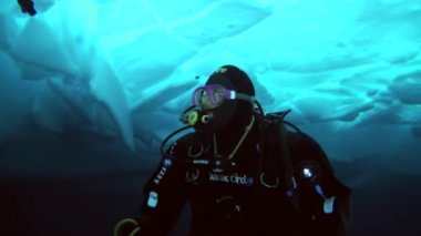 Arctic coğrafi Kuzey Kutbu'ndaki tüplü dalış.