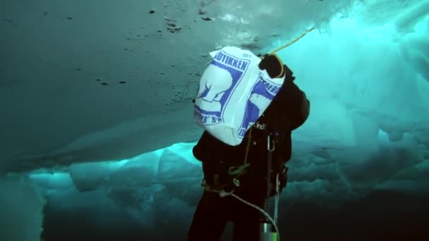 Scuba diving în Arctica la Polul Nord geografic . — Videoclip de stoc