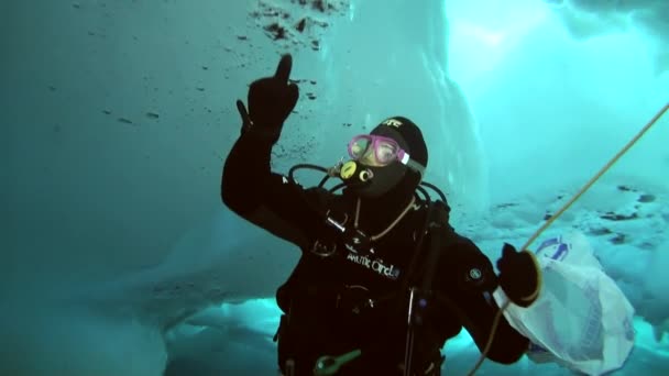 Dykning i Arktis på den geografiske Nordpol . – Stock-video