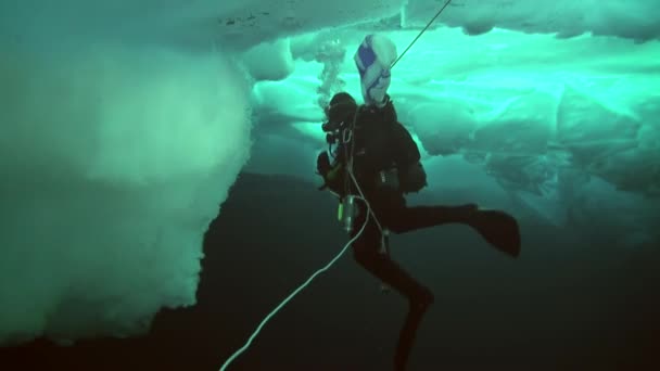 Duiken in noordpoolgebied op geografische noordpool. — Stockvideo