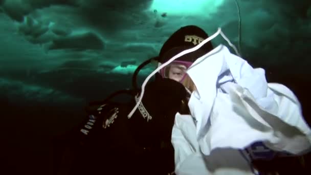 Scuba diving in Arctic at geographic North Pole. — Stock Video