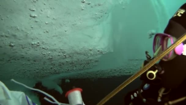 Scuba diving in Arctic at geographic North Pole. — Stock Video