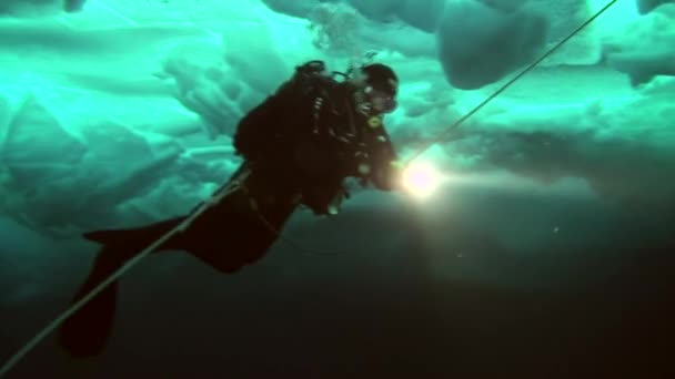 Dykning i Arktis på den geografiske Nordpol . – Stock-video