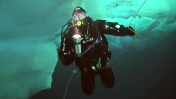 地理的な北極に北極でスキューバ ダイビング. — ストック動画