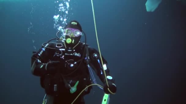 Scuba diving in Arctic at geographic North Pole. — Stock Video