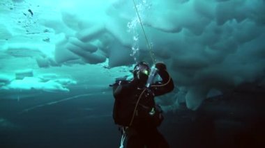 Arctic coğrafi Kuzey Kutbu'ndaki tüplü dalış.