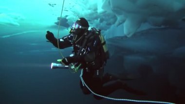 Arctic coğrafi Kuzey Kutbu'ndaki tüplü dalış.