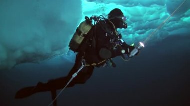 Arctic coğrafi Kuzey Kutbu'ndaki tüplü dalış.