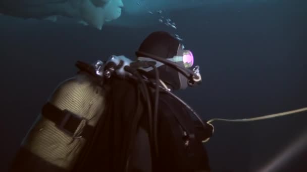 Scuba diving in Arctic at geographic North Pole. — Stock Video