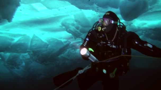 Scuba diving in Arctic at geographic North Pole. — Stock Video