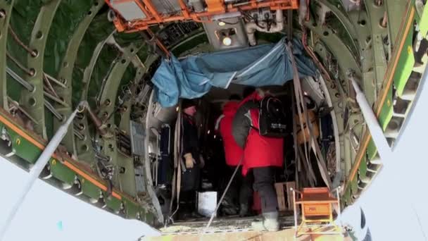 Chargement d'hélicoptères touristiques dans l'Arctique . — Video