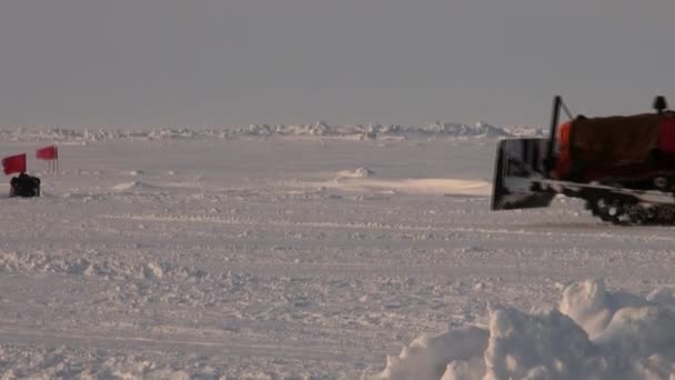 Traktor čistí ledovou dráhu v Arktidě. — Stock video