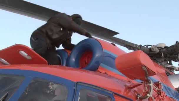 Caricamento di cose turistiche in elicottero nell'Artico . — Video Stock