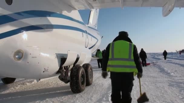 Verladung von Flugzeug touristische Dinge in Barneo Arktis. — Stockvideo