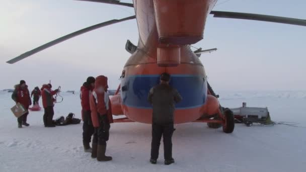 Lastning helikopter turist saker i Arktis. — Stockvideo