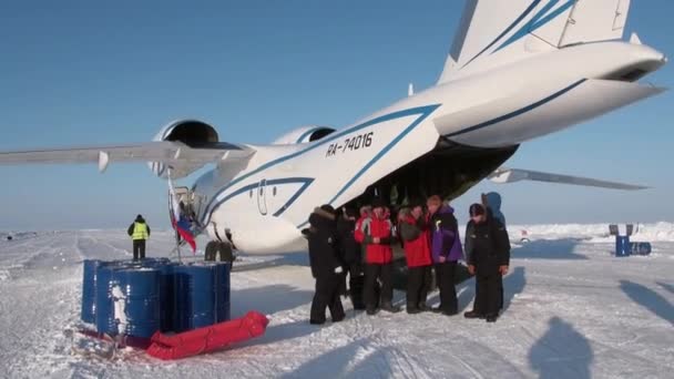 Carregando avião coisas turísticas em Barneo Arctic . — Vídeo de Stock