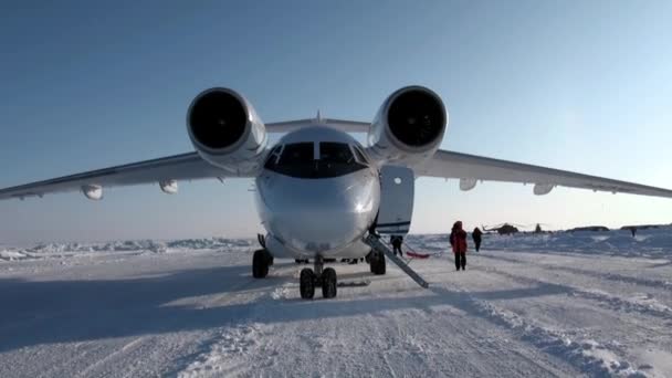 Laddar plan turist saker i Barneo Arctic. — Stockvideo