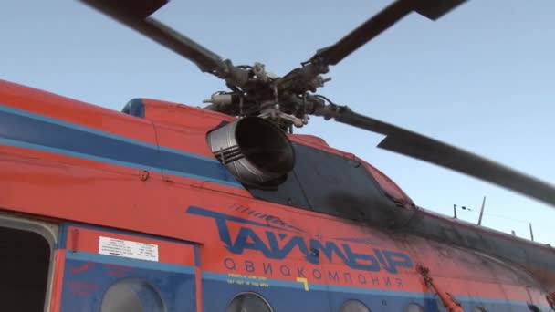 Lastning helikopter turist saker i Arktis. — Stockvideo