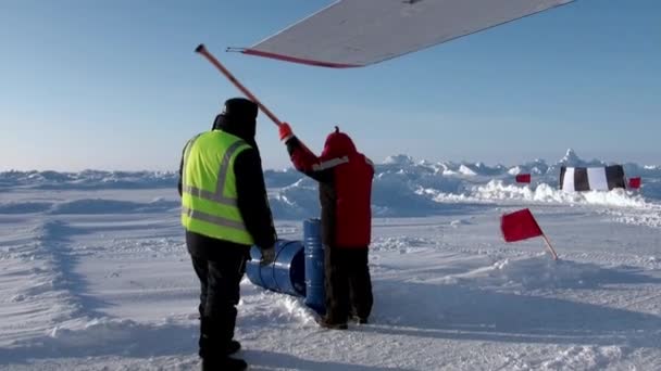Sík turisztikai dolgokat, Barneo Északi-sark betöltése. — Stock videók