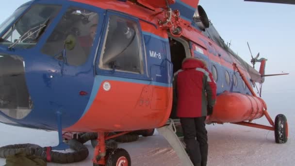 Načítání vrtulník turizmu v Arktidě. — Stock video