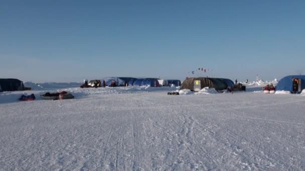 Φόρτωση αεροπλάνο τουριστικά πράγματα στην Αρκτική Barneo. — Αρχείο Βίντεο