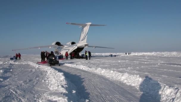 Laddar plan turist saker i Barneo Arctic. — Stockvideo