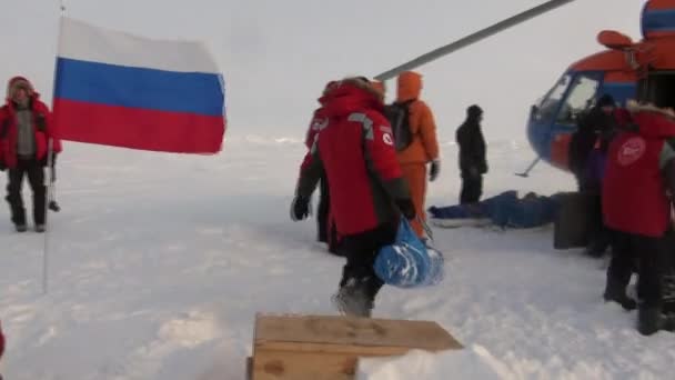 Caricamento di cose turistiche in elicottero nell'Artico . — Video Stock