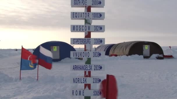 Turistas em Ice Camp Barneo no Polo Norte Ártico . — Vídeo de Stock