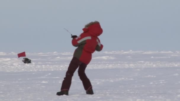Turystów w Ice Camp Barneo w arktyczny biegun północny. — Wideo stockowe