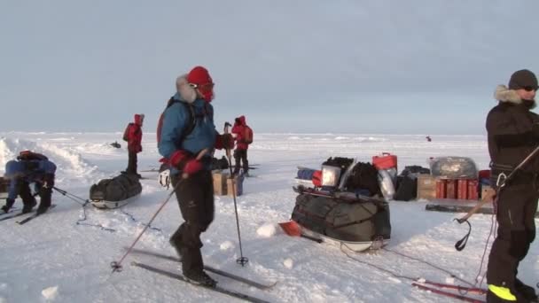 Туристы в ледовом лагере Барнео на Северном полюсе Арктики . — стоковое видео