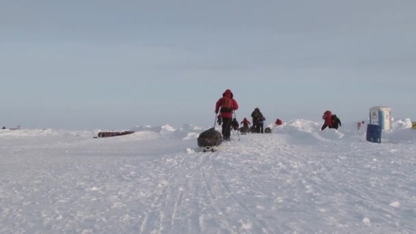 Turister i Ice Camp Barneo i arktiska Nordpolen. — Stockvideo