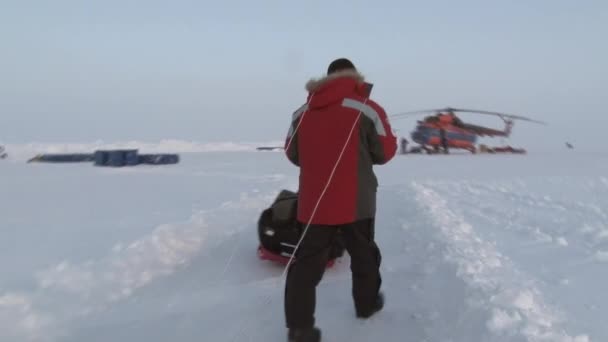 Turister i Ice Camp Barneo i arktiska Nordpolen. — Stockvideo