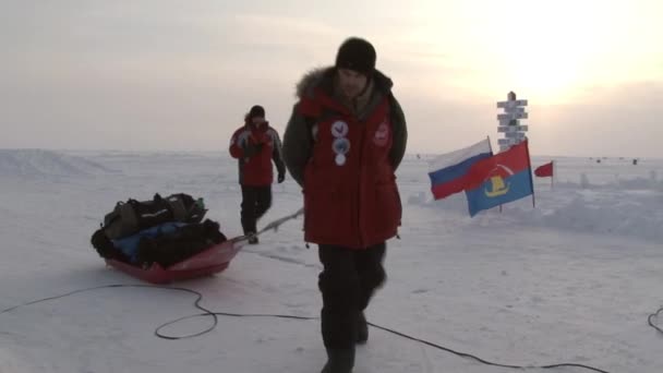 Turister i Ice Camp Barneo i arktiska Nordpolen. — Stockvideo