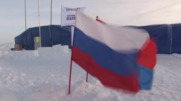 Οι τουρίστες στο Barneo στρατόπεδο πάγου στην Αρκτική βόρειο πόλο. — Αρχείο Βίντεο