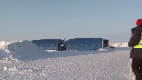 Touristen im Eislager Barneo am arktischen Nordpol. — Stockvideo