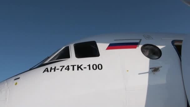 Verladung von Flugzeug touristische Dinge in Barneo Arktis. — Stockvideo