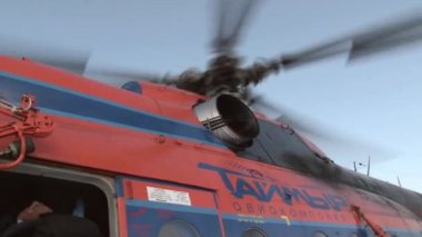 Yükleme helikopter turistik şeyler Arctic.