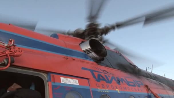 Φόρτωση ελικόπτερο τουριστικά πράγματα στην Αρκτική. — Αρχείο Βίντεο