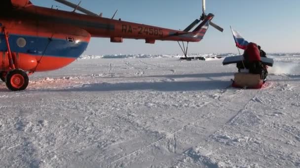 Carregando coisas turísticas de helicóptero no Ártico . — Vídeo de Stock