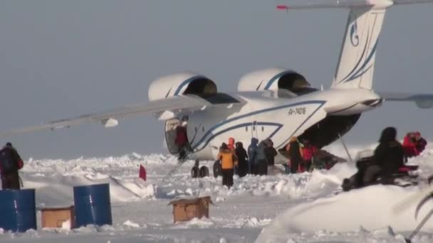 Laddar plan turist saker i Barneo Arctic. — Stockvideo