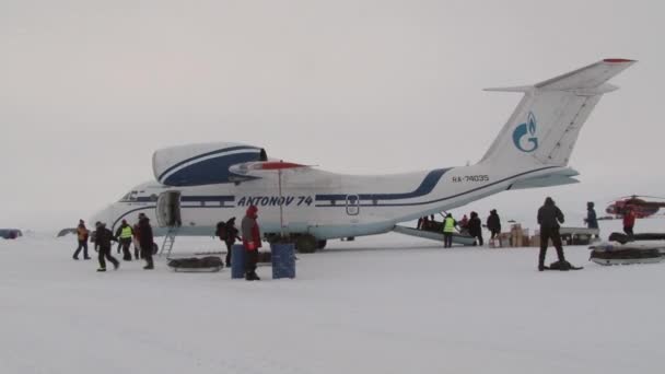 Carregando avião coisas turísticas em Barneo Arctic . — Vídeo de Stock