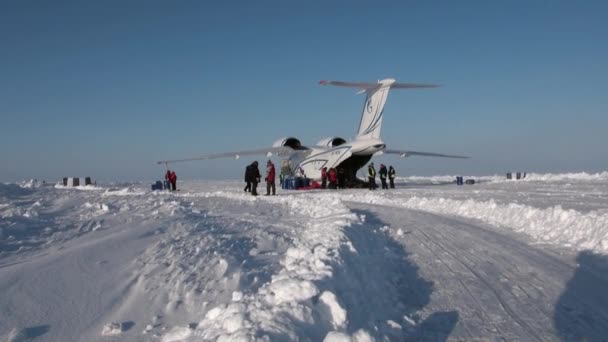 Verladung von Flugzeug touristische Dinge in Barneo Arktis. — Stockvideo