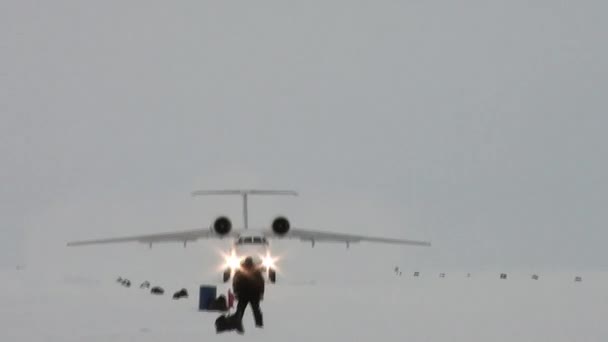 Landings vliegtuig op een ijsbar in de Barneo Arctic. — Stockvideo