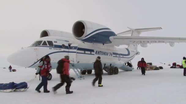 Завантаження площині туристичної речей в Арктиці Barneo. — стокове відео