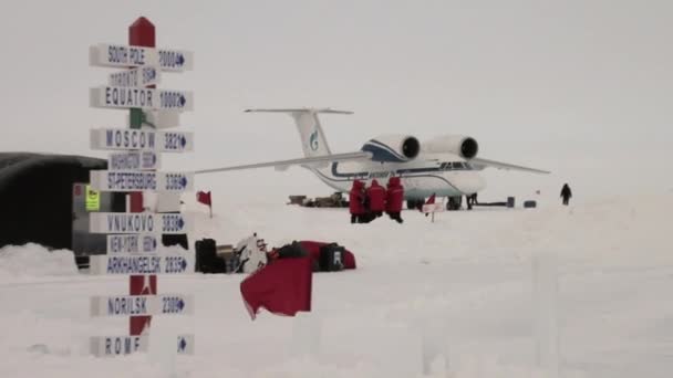 Landing plane on an ice bar in the Barneo Arctic. — Stock Video