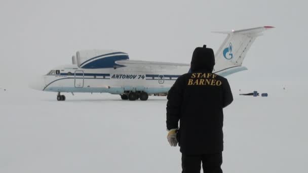 Landings vliegtuig op een ijsbar in de Barneo Arctic. — Stockvideo