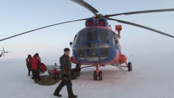 Загрузка вертолетных туристических вещей в Арктике . — стоковое видео