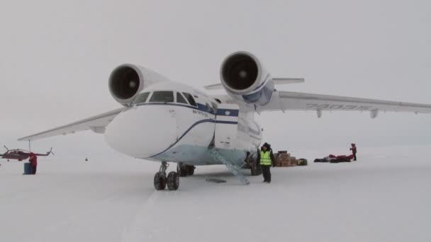 Загрузка самолета туристические вещи в Барнео Арктика . — стоковое видео