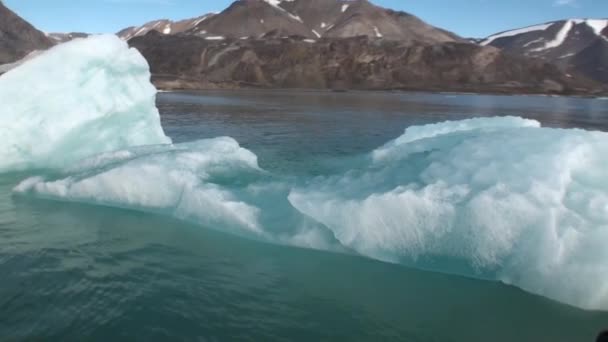 Karadeniz Dağları ve su yansıtan büyük buzdağı. — Stok video